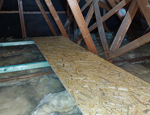 Zateplení stropu dřevostavby rodinného domu foukanou izolací